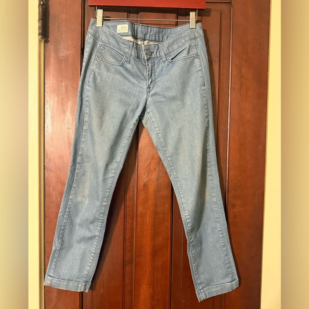 Gap, size 28/6R cropped light washed fitted skinny jeans